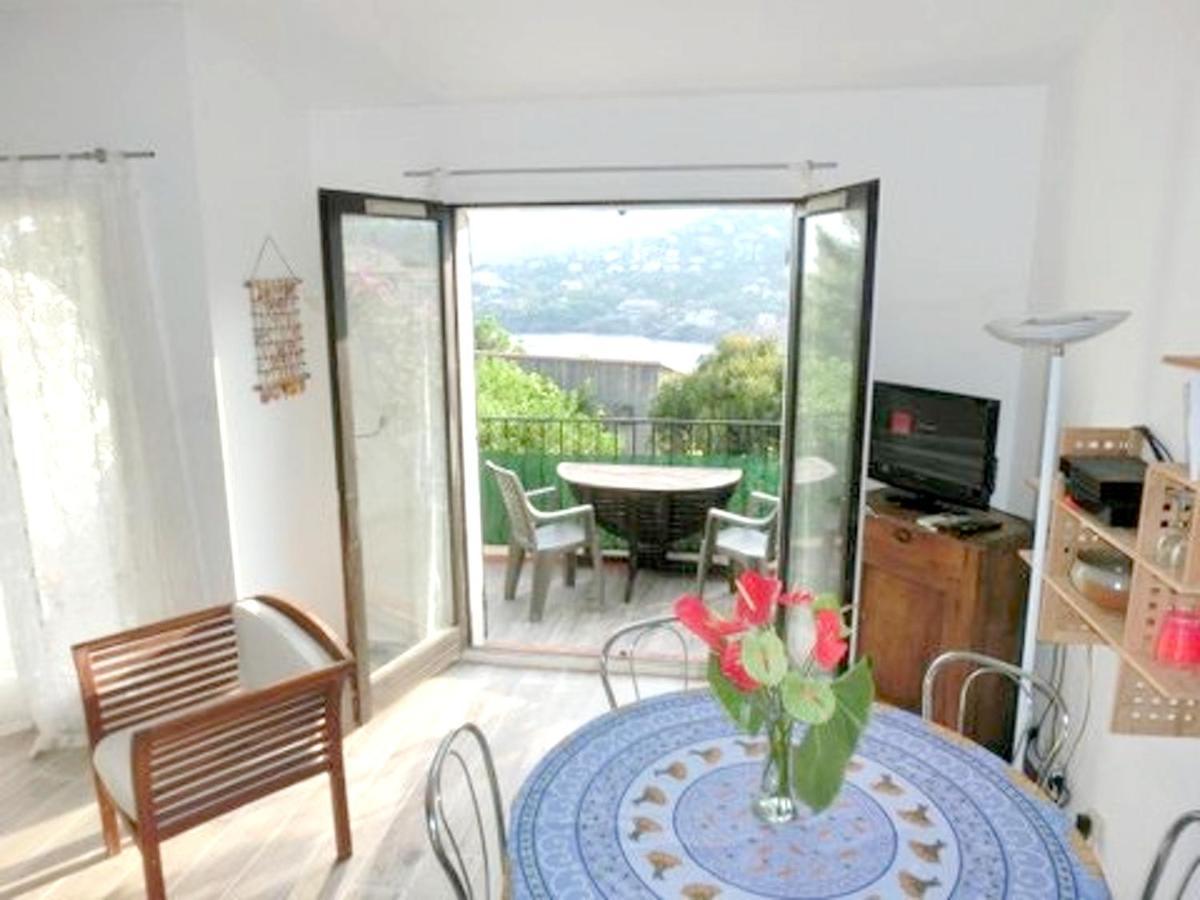 Studio A Theoule Sur Mer A 400 M De La Plage Avec Vue Sur La Mer Terrasse Amenagee Et Wifi Apartment Exterior photo